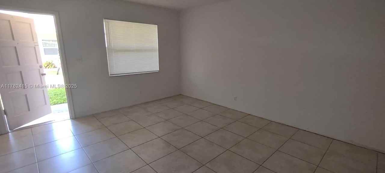 220 Ne 40th St #2 - Photo 2 of 16