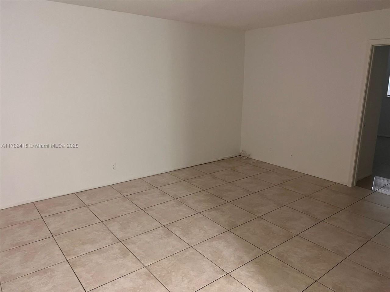 220 Ne 40th St #2 - Photo 3 of 16