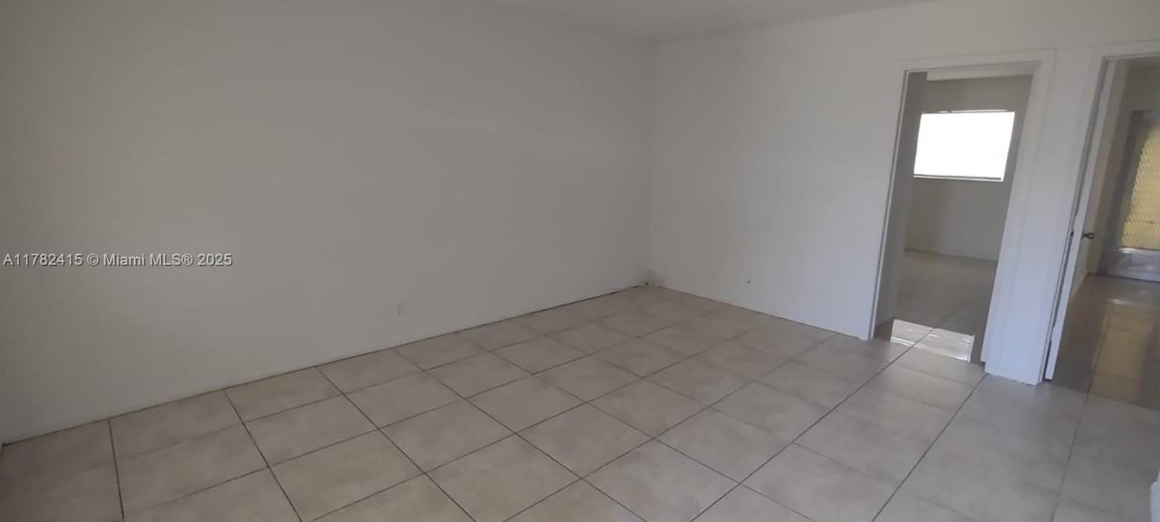 220 Ne 40th St #2 - Photo 4 of 16