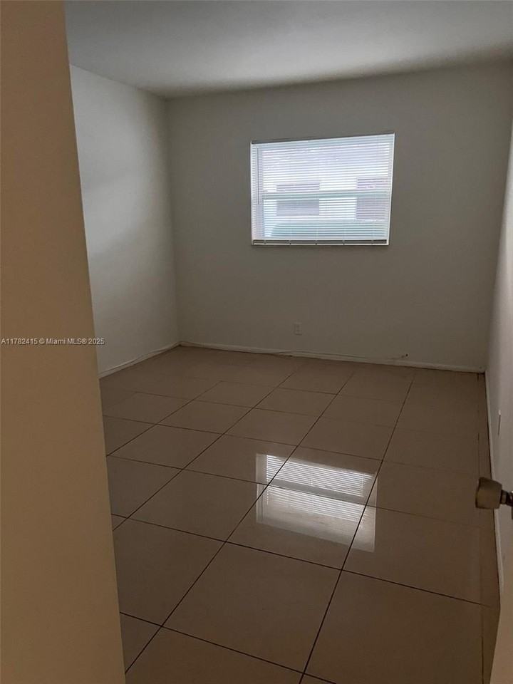 220 Ne 40th St #2 - Photo 6 of 16