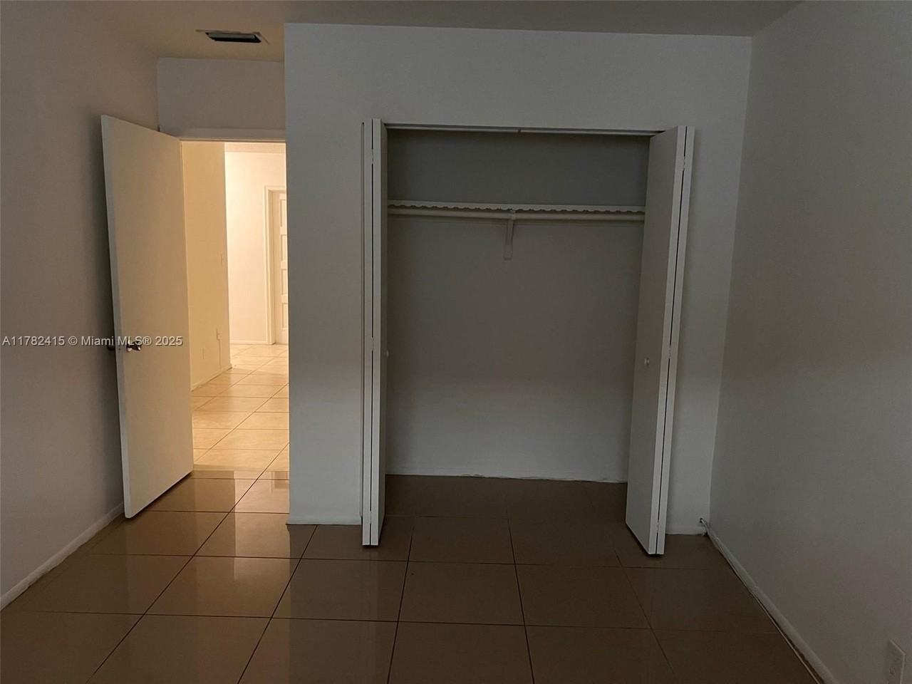 220 Ne 40th St #2 - Photo 7 of 16