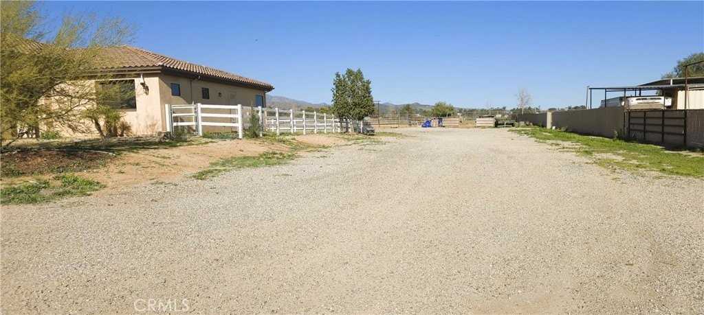 10750 Union St - Photo 2 of 37