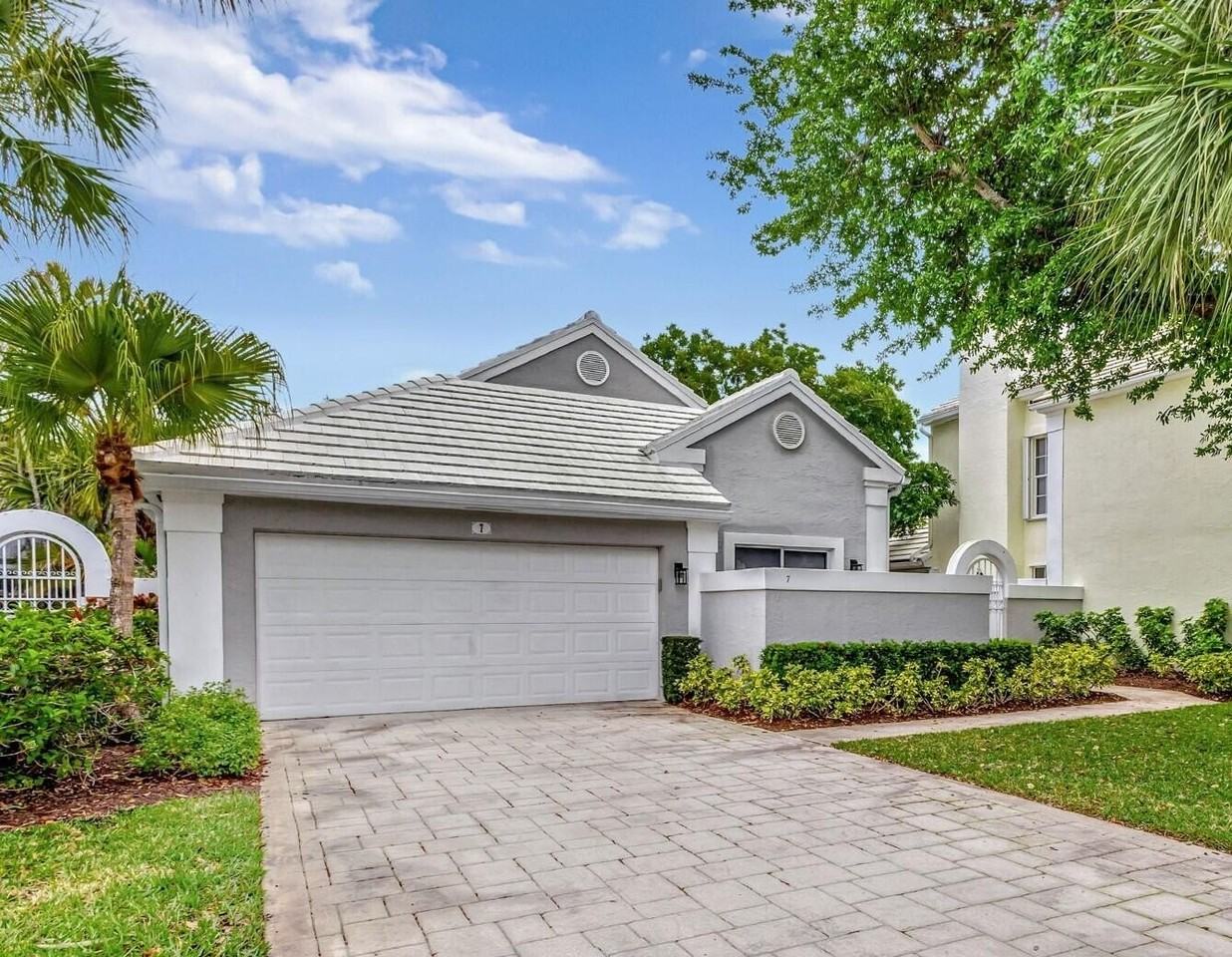 7 Wyndham Ln - Photo 2 of 44