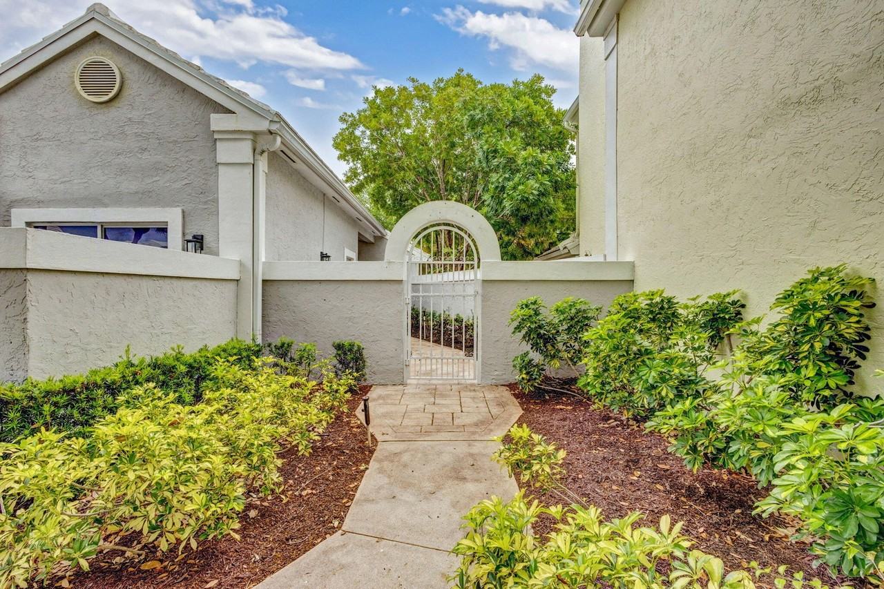 7 Wyndham Ln - Photo 4 of 44