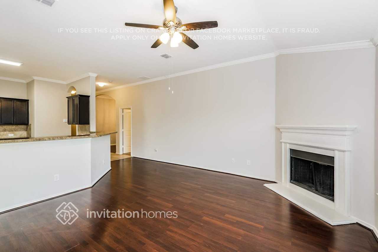 14329 Artisan Dr - Photo 5 of 17