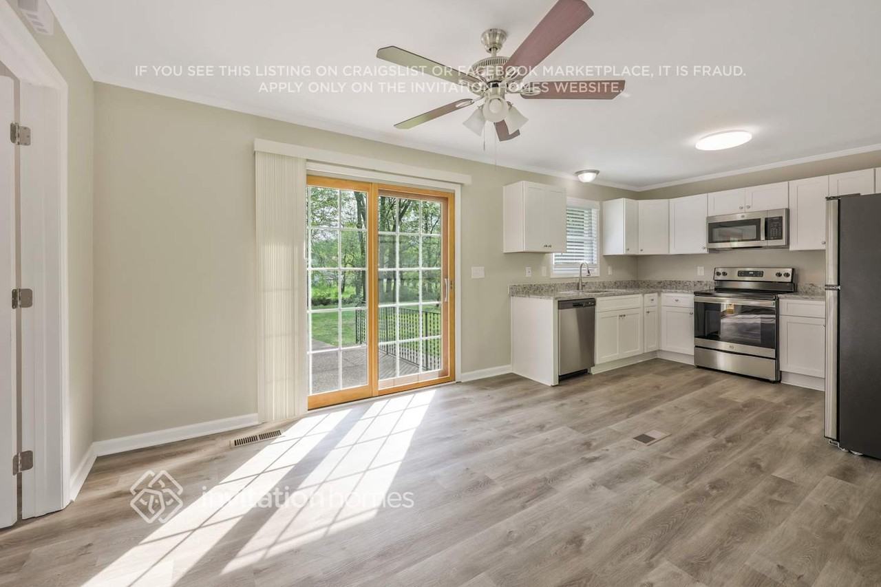 136 Oaks Dr - Photo 3 of 17
