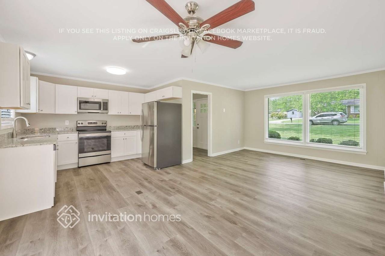 136 Oaks Dr - Photo 4 of 17