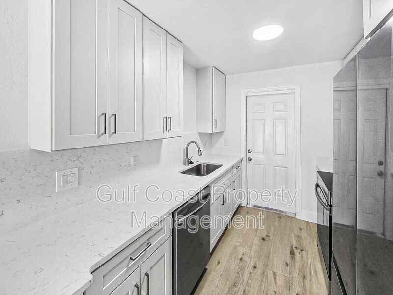 516 12th St W #A - Photo 3 of 10