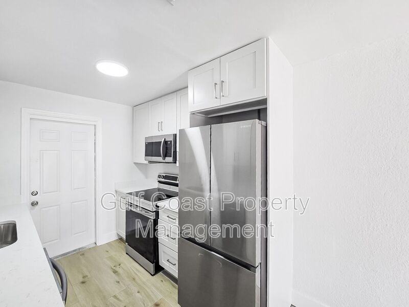 516 12th St W #A - Photo 4 of 10