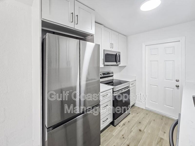 518 12th St W #A - Photo 3 of 9