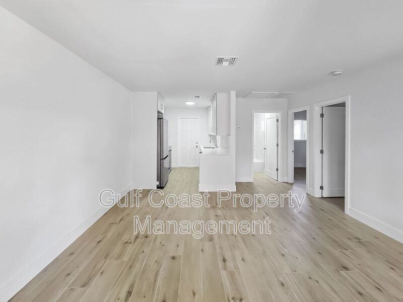 518 12th St W #A - Photo 4 of 9