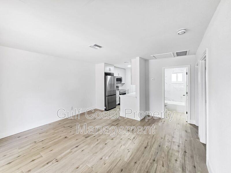 518 12th St W #A - Photo 5 of 9