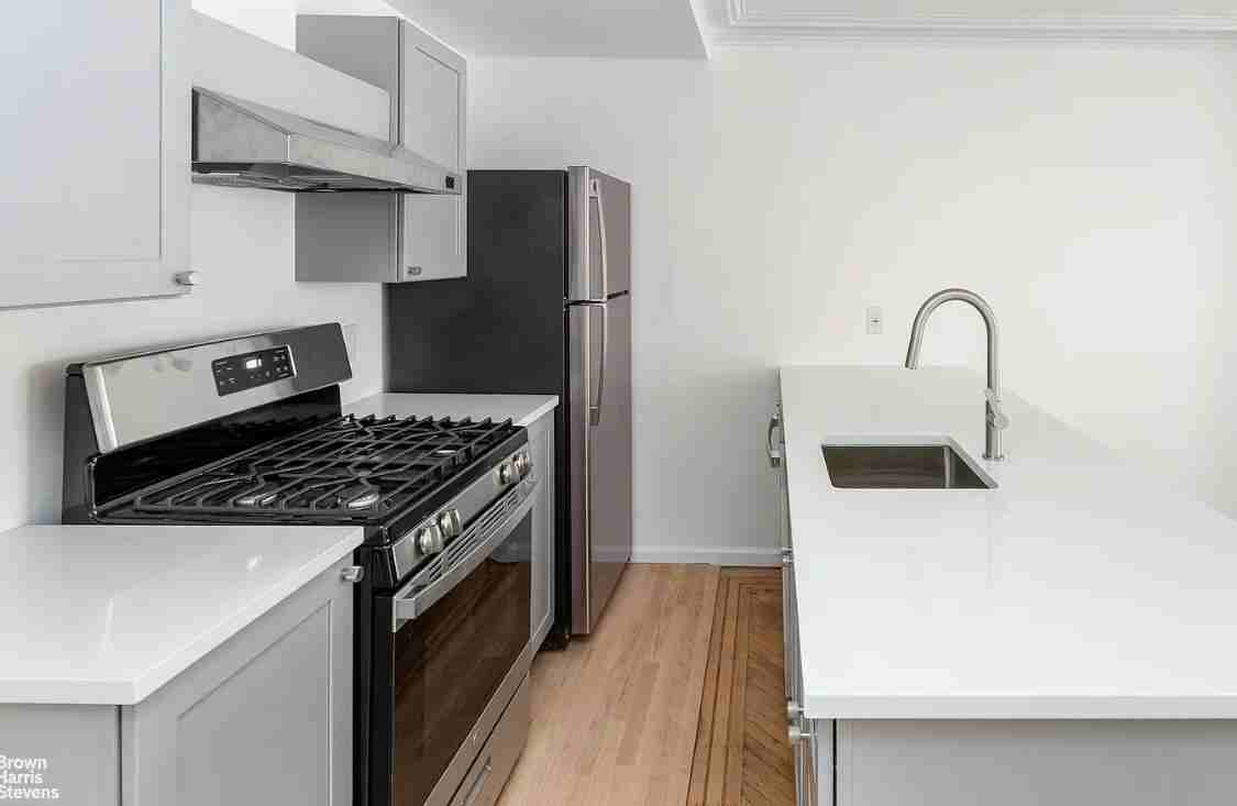 186 17Th St - Photo 3 of 7