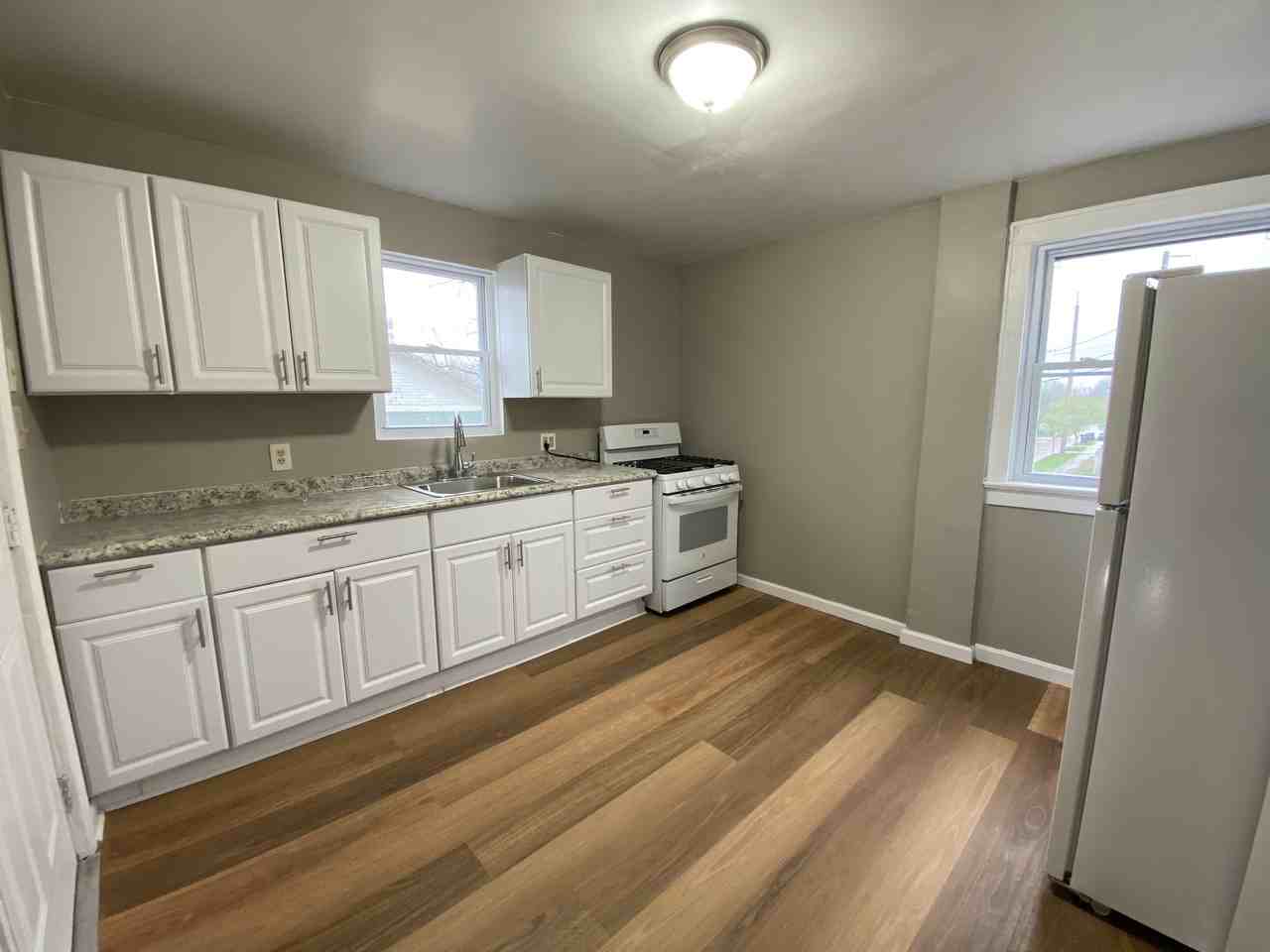 1065 Laurel Ave - Photo 3 of 12