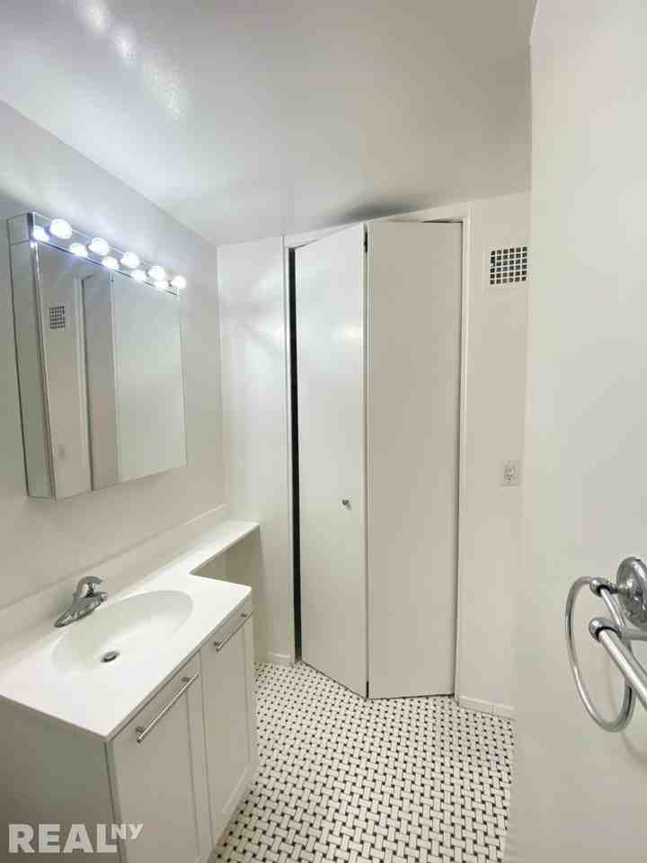 E 36th St #7F - Photo 6 of 9