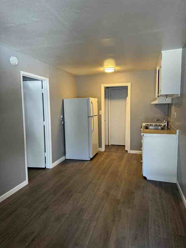 1028/1032 Glenwood Way - Photo 3 of 13