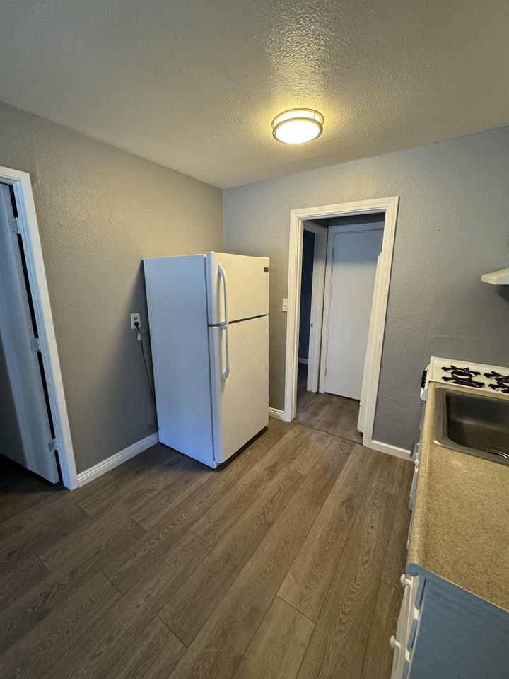 1028/1032 Glenwood Way - Photo 4 of 13