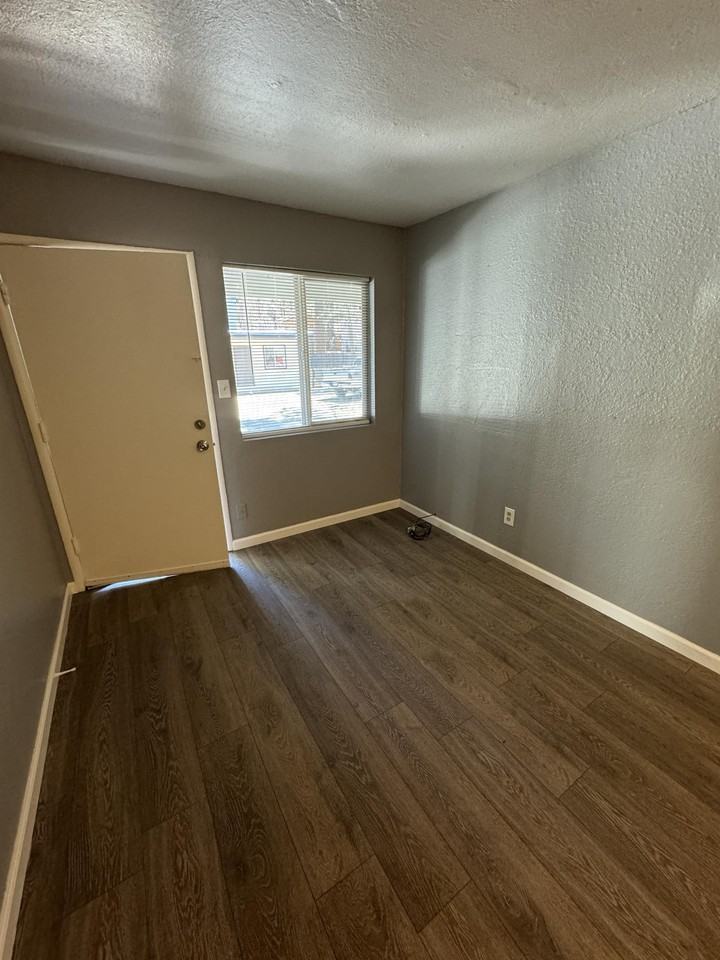 1028/1032 Glenwood Way - Photo 5 of 13
