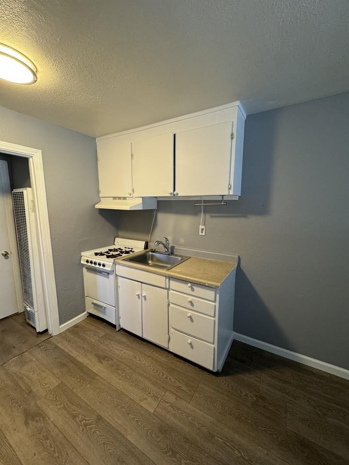 1028/1032 Glenwood Way - Photo 6 of 13