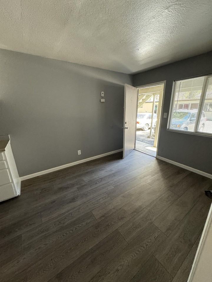 1028/1032 Glenwood Way - Photo 7 of 13