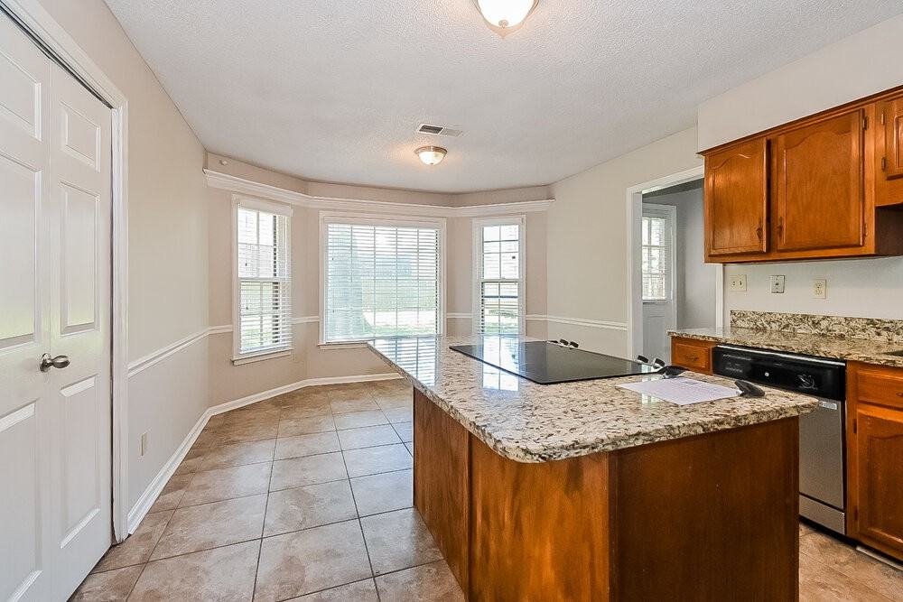 7363 Richmond Rd - Photo 7 of 17