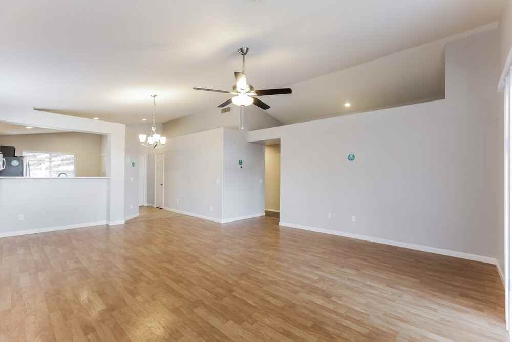 10538 W Reade Ave - Photo 3 of 16