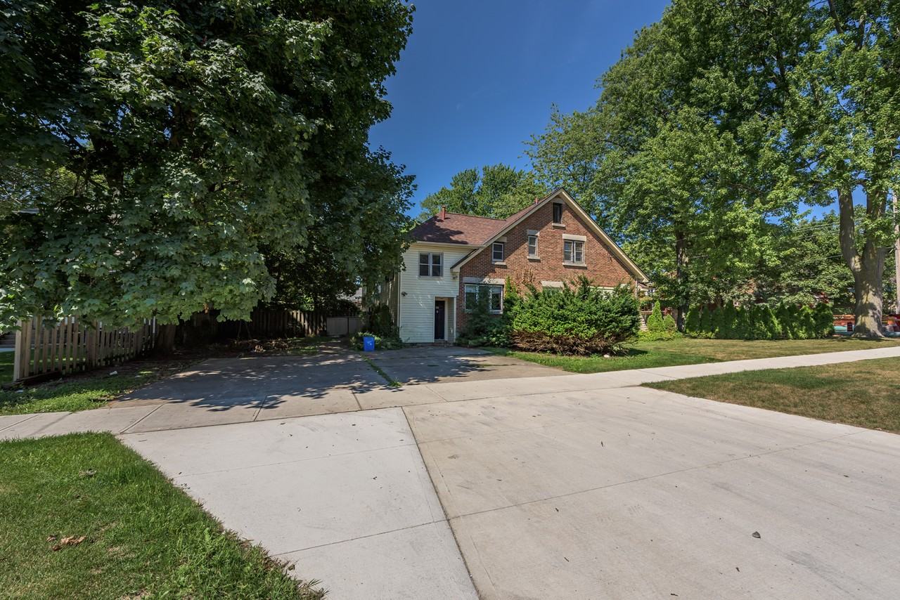 525 Grosvenor Street - Photo 3 of 42