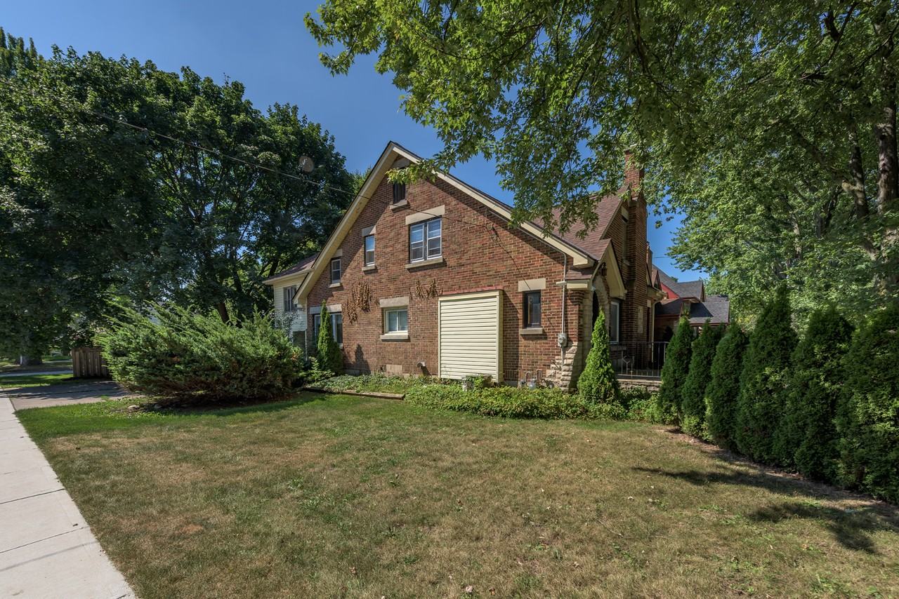 525 Grosvenor Street - Photo 4 of 42