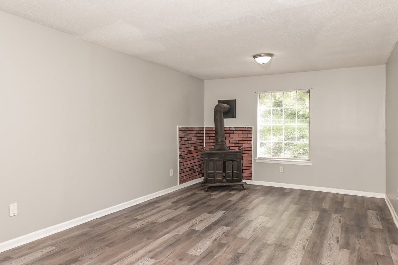 626 Hickory Ct - Photo 2 of 15