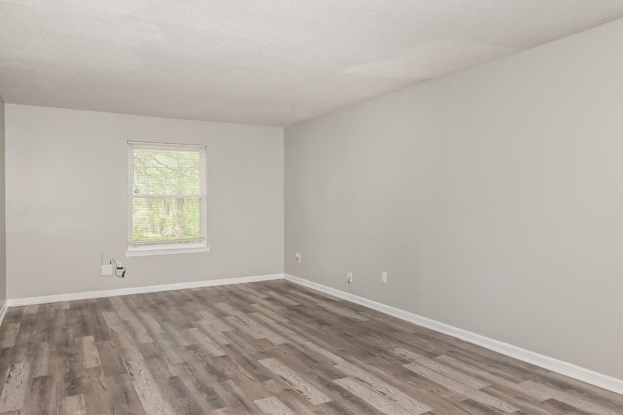 626 Hickory Ct - Photo 3 of 15