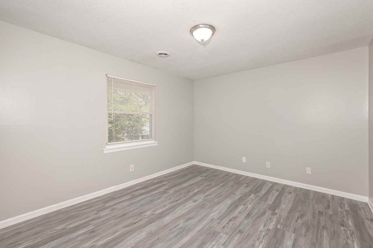626 Hickory Ct - Photo 6 of 15