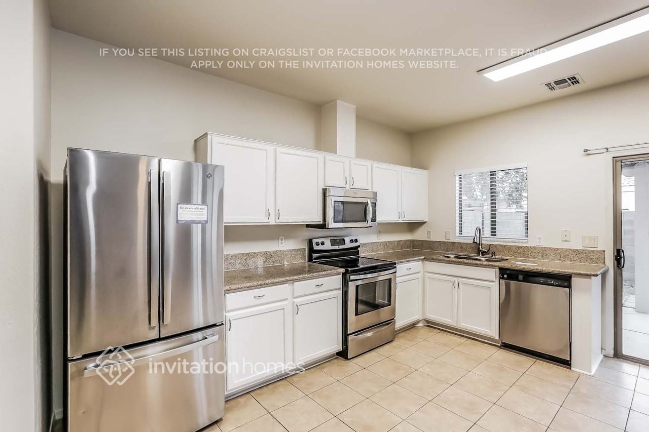 7031 W Lincoln St - Photo 4 of 15