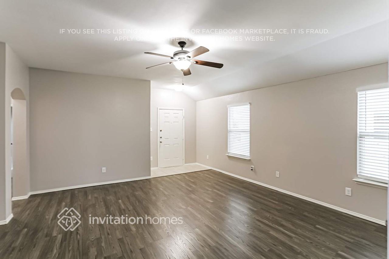 501 Hawthorn Dr - Photo 2 of 14