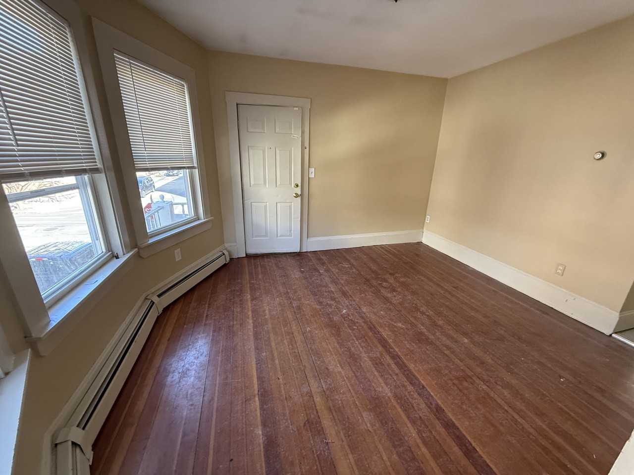 27 Salem Street - Photo 4 of 12