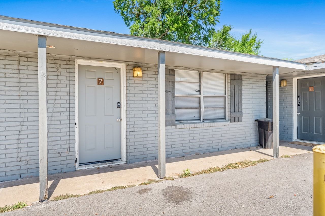 500 East Craven Avenue - Photo 2 of 10