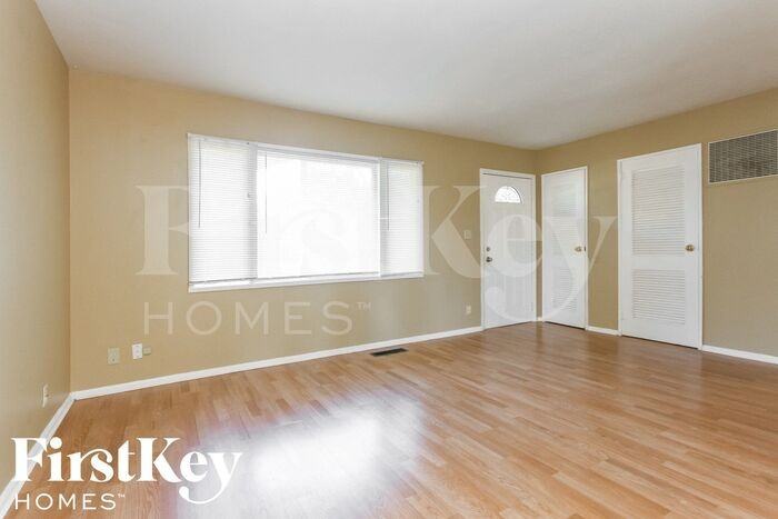 208 Crestwood Dr - Photo 2 of 15