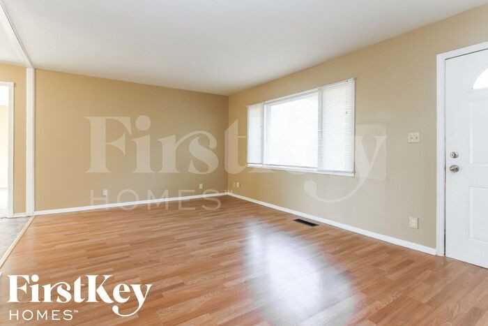 208 Crestwood Dr - Photo 3 of 15