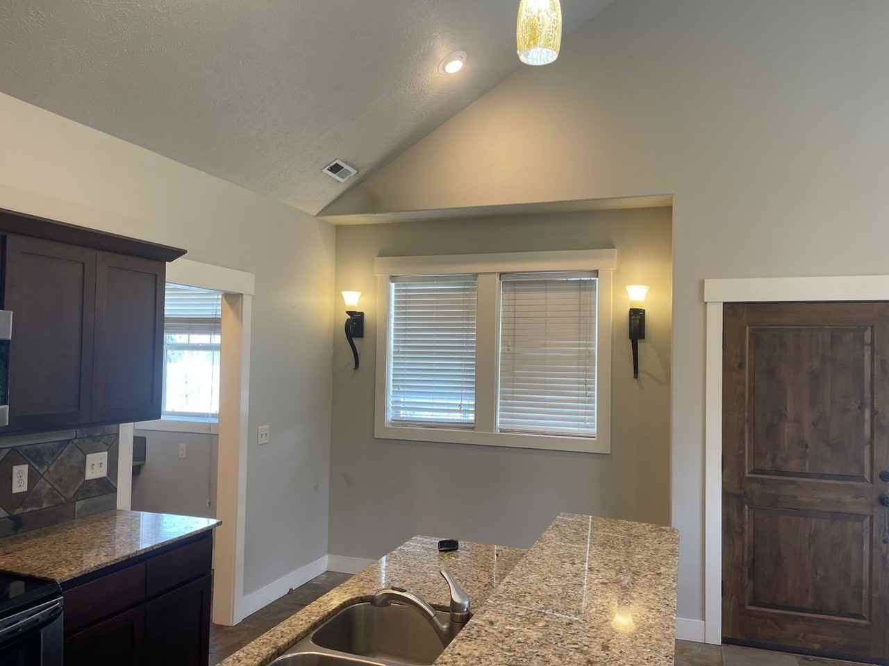 6 Bedroom Townhome - Photo 5 of 50