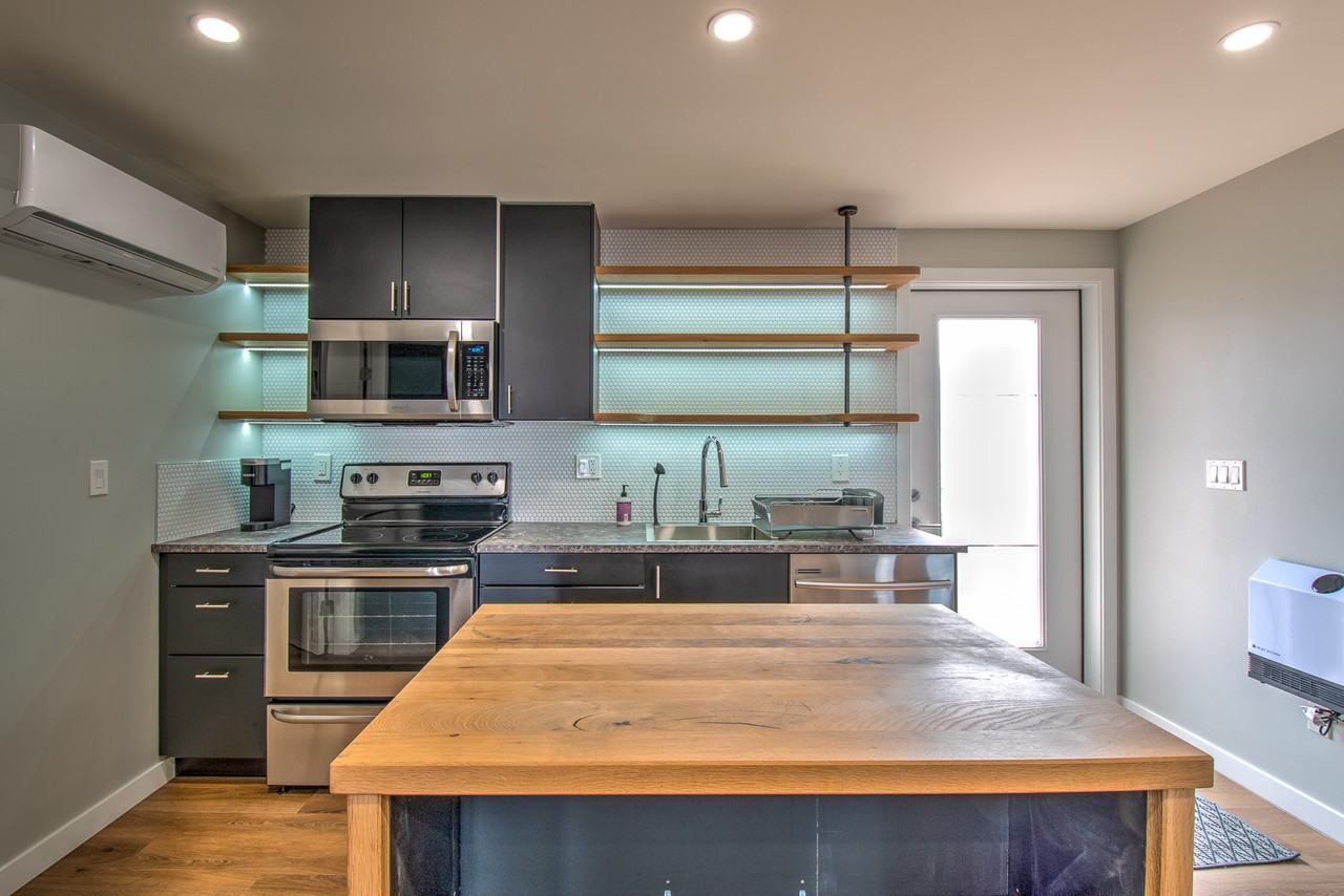 2457 15 St Lowr - Photo 3 of 20