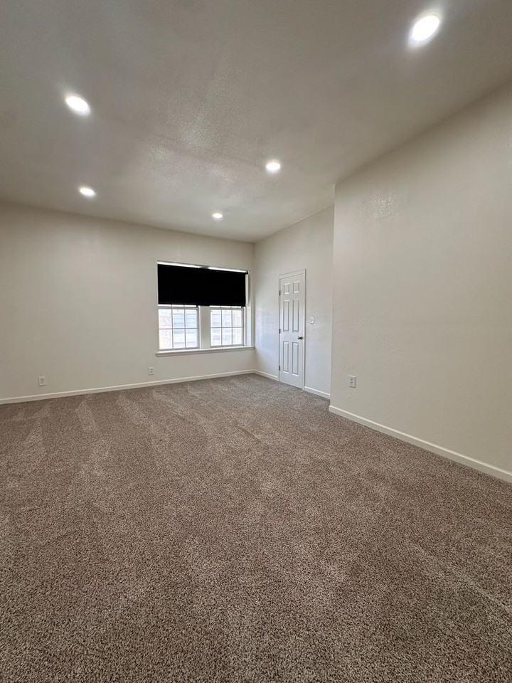 108 E Lee St - Photo 3 of 20