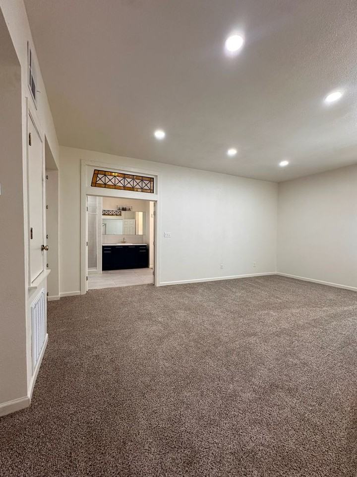 108 E Lee St - Photo 4 of 20