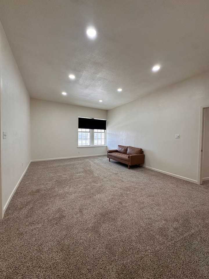 108 E Lee St - Photo 5 of 20