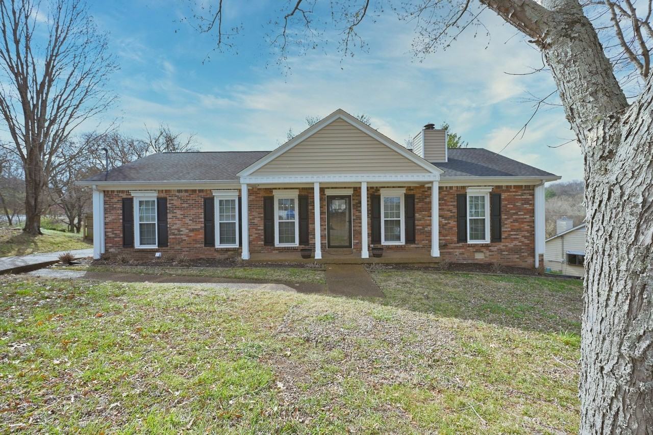 1104 Blythe Ct E - Photo 2 of 47