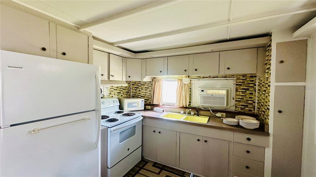 1641 Hope St - Photo 3 of 7