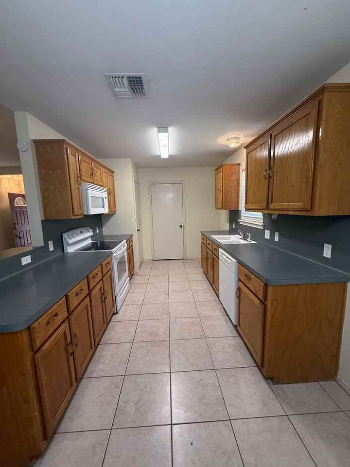 508 Bridle Ln - Photo 3 of 11