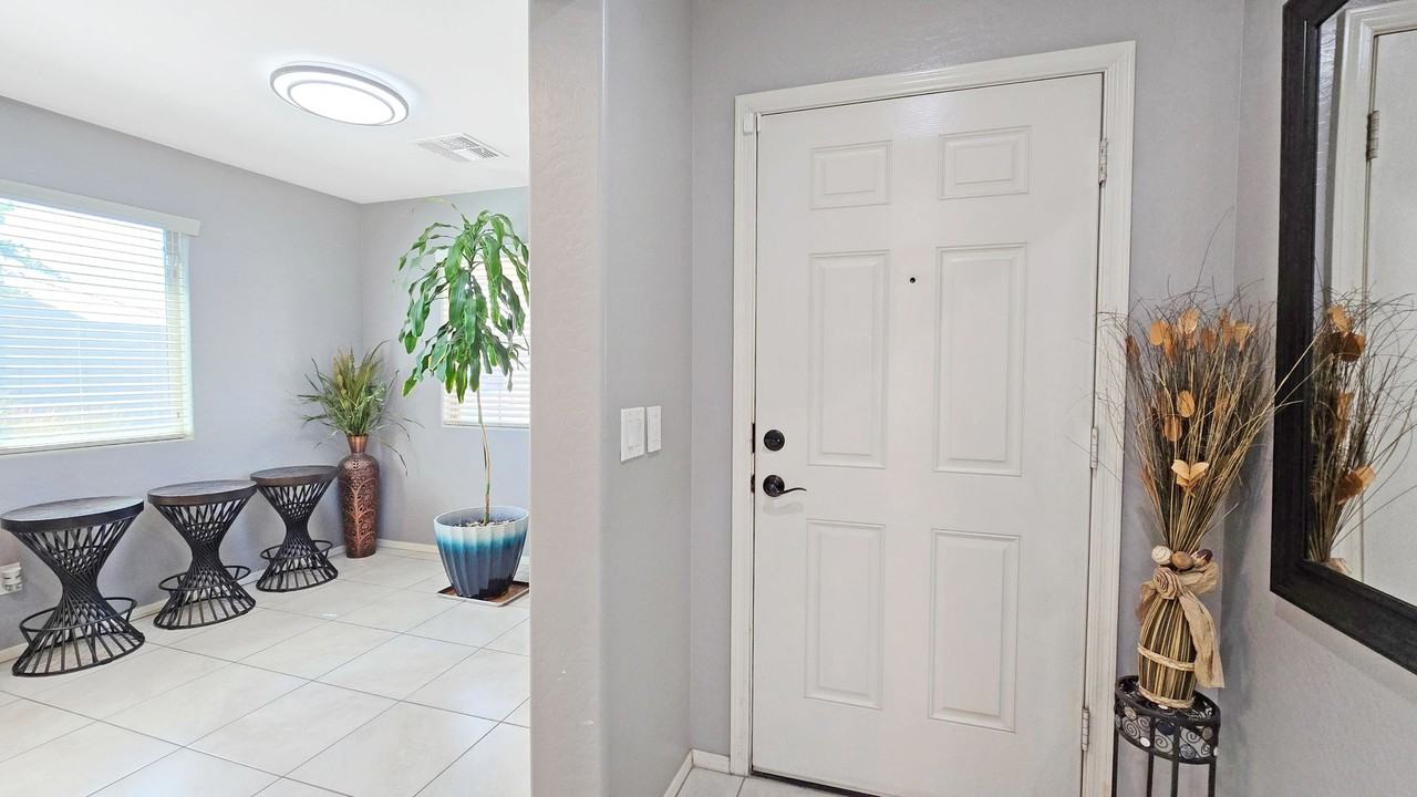 3913 S 185th Ln - Photo 7 of 37