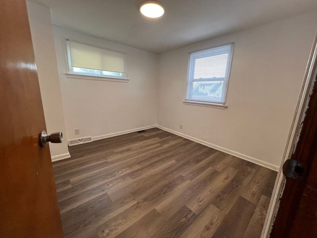 512 Cayuga Rd - Photo 2 of 18