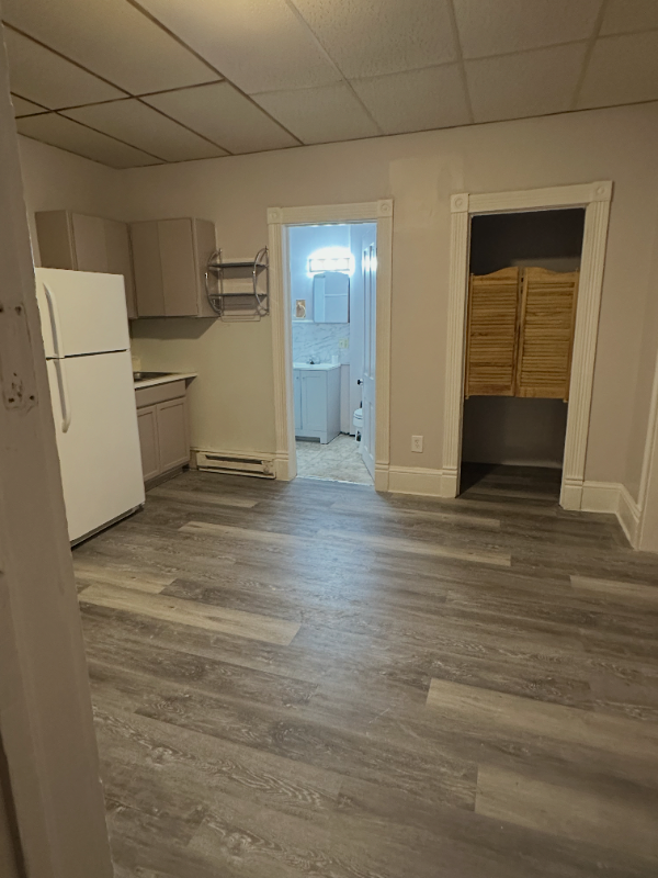 405 1/2 Douglas St #1 - Photo 6 of 11