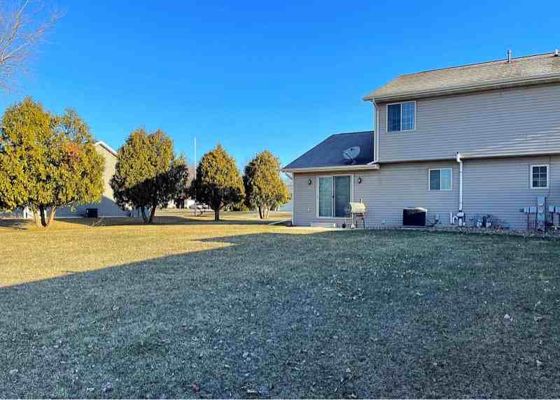 558 W Green Bay St - Photo 3 of 15