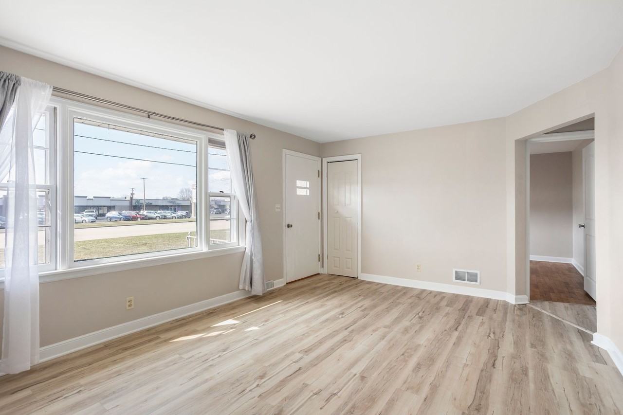 304 W Northland Ave - Photo 4 of 20